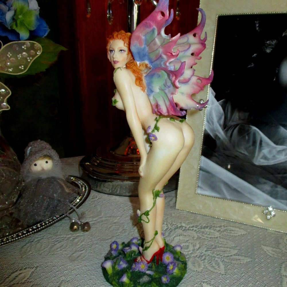 Veronese Fairy Statue - Picture 5 of 11